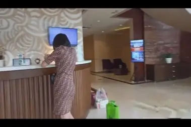 Pramugari Cantik Beri Pelayanan Spesial Di Hotel